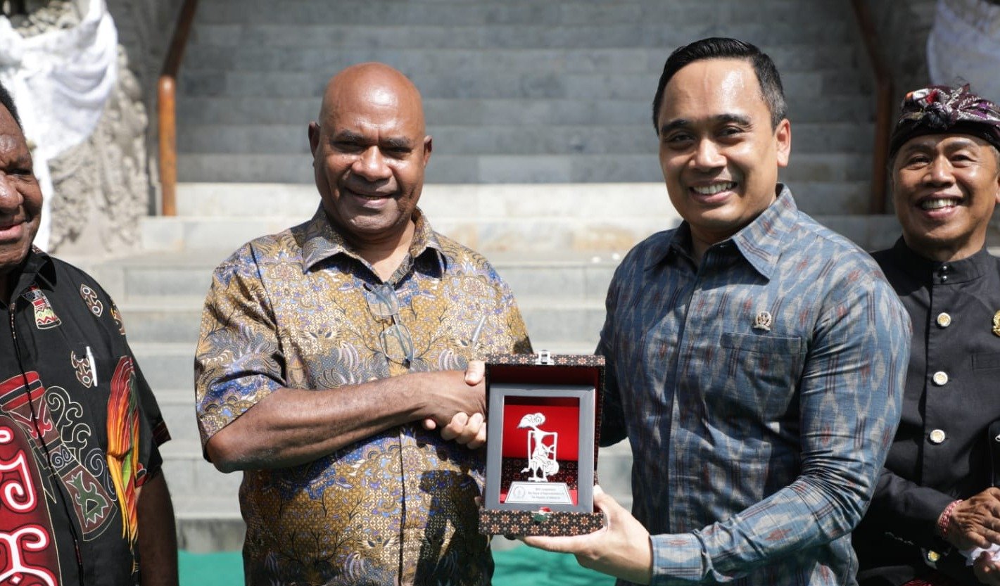 Ketua Delegasi BKSAP DPR RI Putu Supadma Rudana dengan Plt Ketua Parlemen Papua Nugini Johnson Wapunai di Museum Rudana, Bali pada Senin, 22 Mei 2023. (SinPo.id/BKSAP DPR)