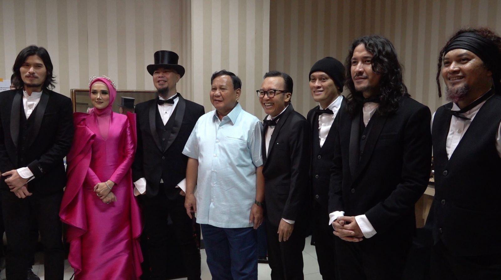 Prabowo Subianto saat menghadiri konser Dewa 19 di Surabaya (SinPo.id/ Tim Media Prabowo)