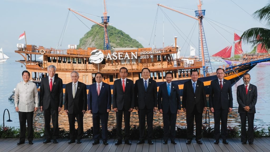 Presiden Joko Widodo bersama para delegasi negara ASEAN (Sinpo.id/Setkab)
