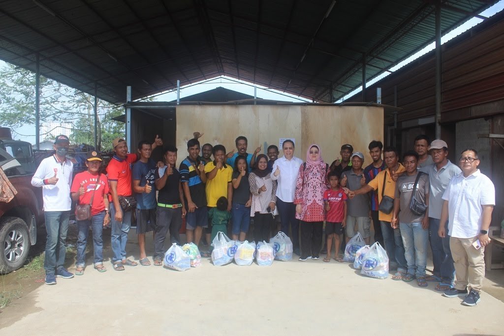 KJRI Kota Kinabalu salurkan bantuan untuk para WNI korban kebakaran di Sabah, Malaysia (Sinpo.id/Kemenlu)