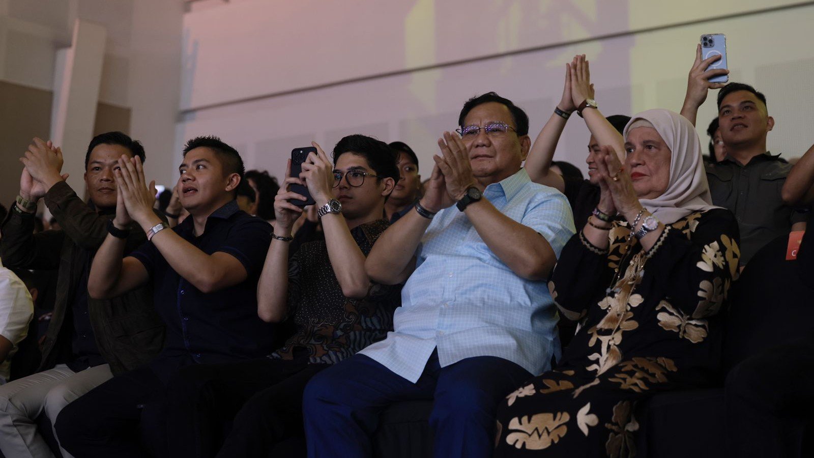 Prabowo Subianto saat menghadiri konser Dewa 19 di Surabaya (SinPo.id/ Tim Media Prabowo)
