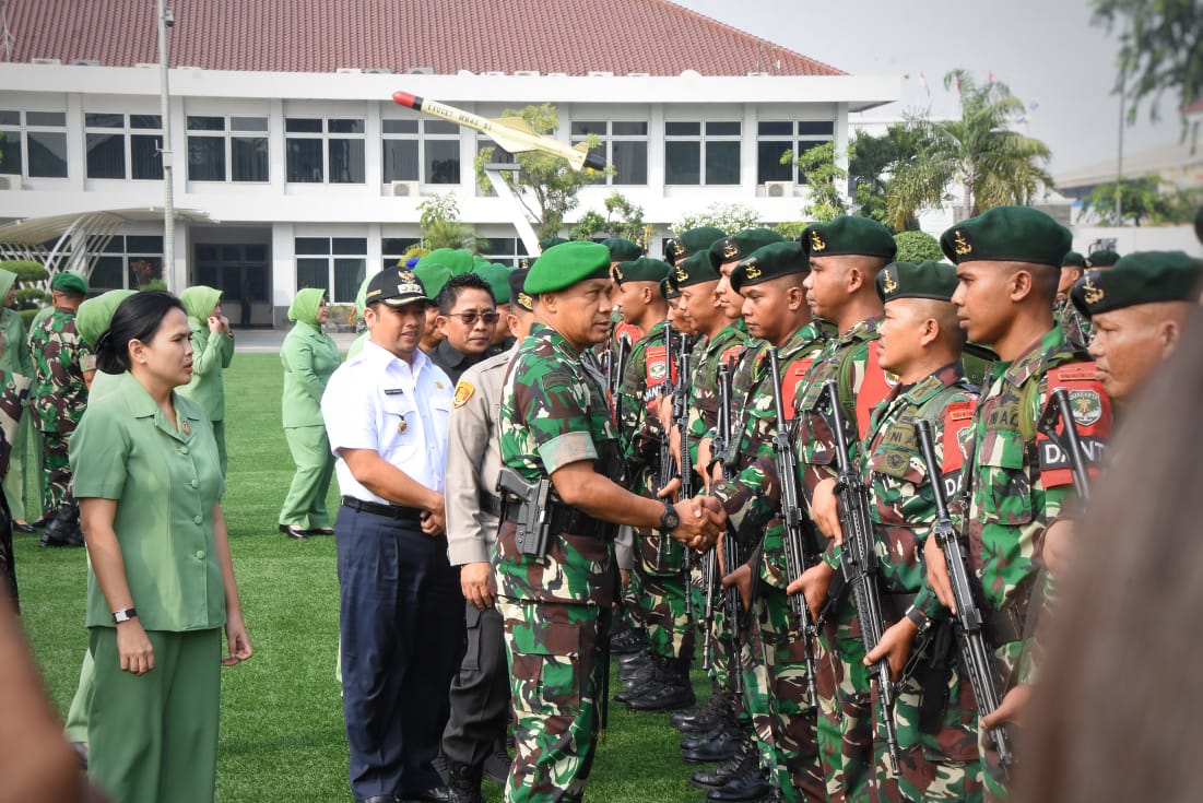 Pangdam Jaya Mayjen TNI Mohamad Hasan menyalami satu persatu personek Yonmek 203/AK dengan penuh kebanggaan (Sinpo.id/Pendam Jaya)