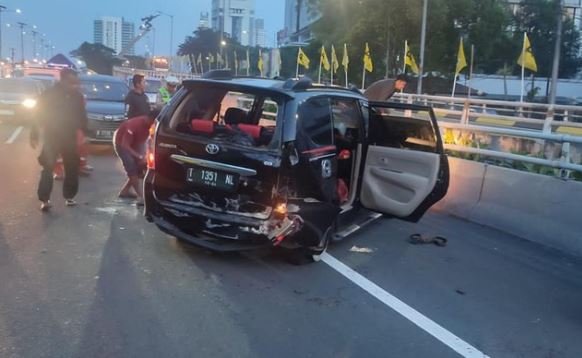 Toyota Avanza yang kecelakaan usai pecah ban (SinPo.id/ NTMC Polri)