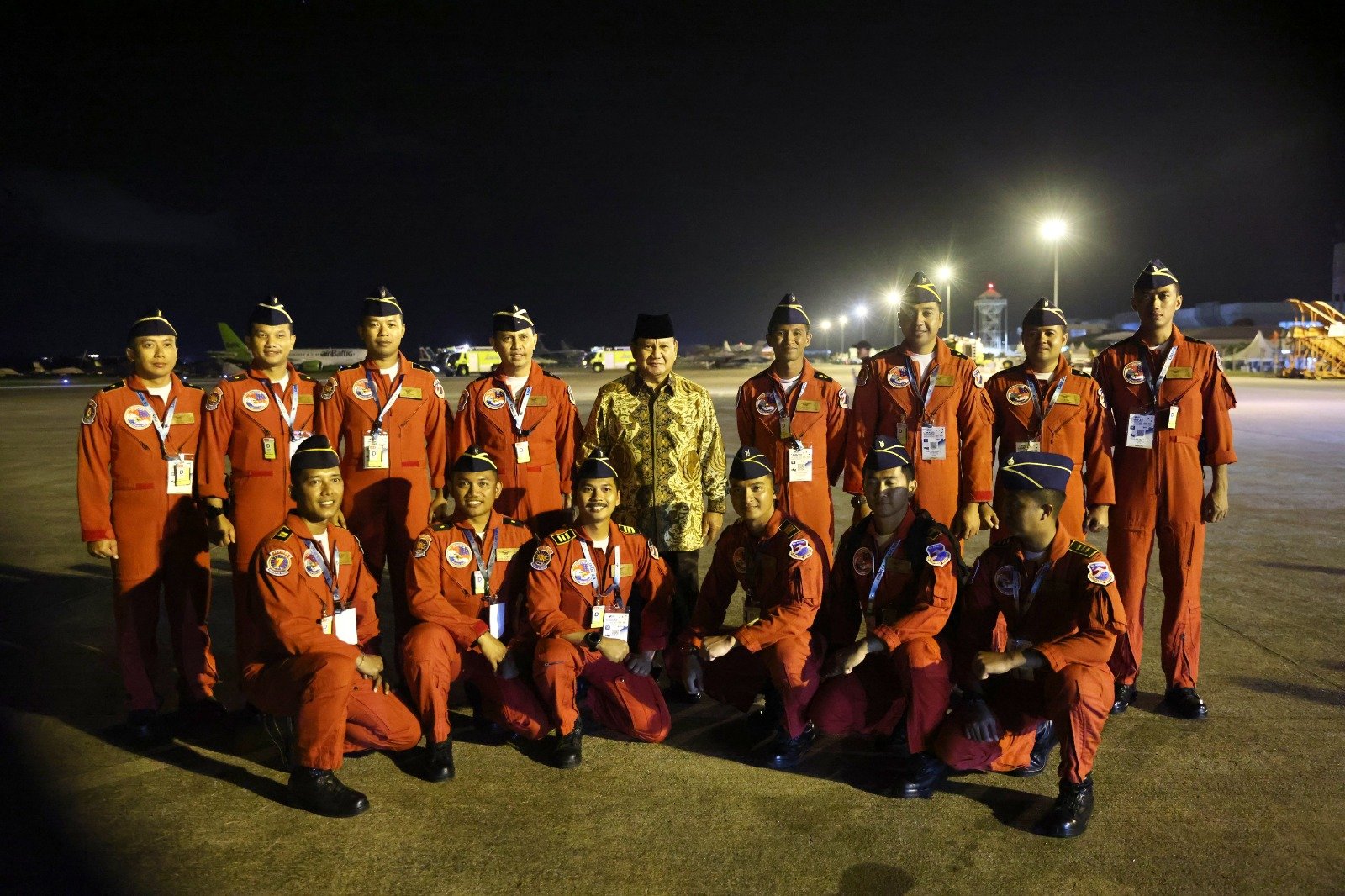 Prabowo berfoto bersama Tim Jupiter TNI AU (Sinpo.id/Tim Media)