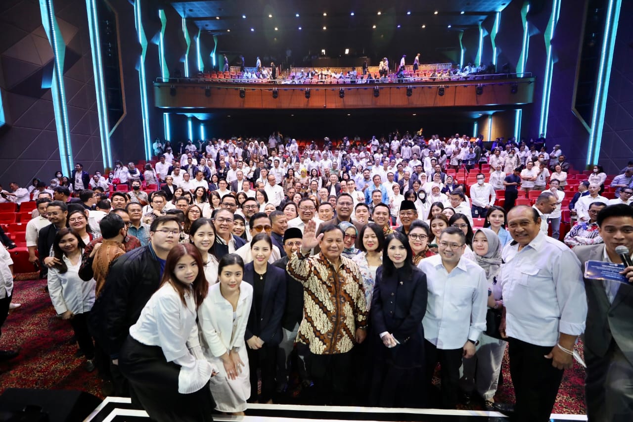 Prabowo berfoto bersama para hadiri MNC Forum LXX (Sinpo.id/Tim Media)