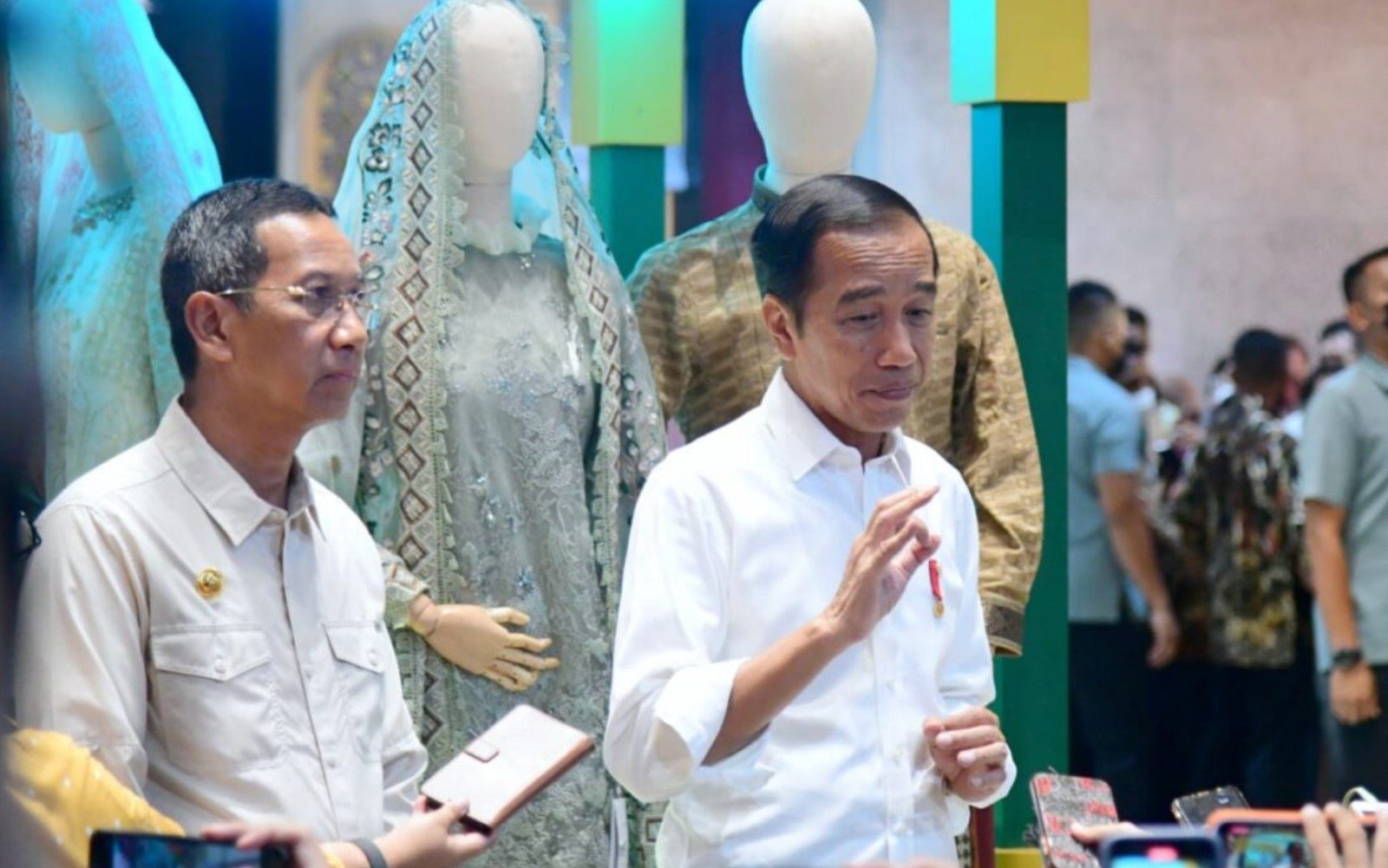 residen Joko Widodo menyampaikan keterangan kepada awak media di pusat perbelanjaan Sarinah, Jakarta, pada Kamis, 4 Mei 2023. (SinPo.id/BPMI Setpres)