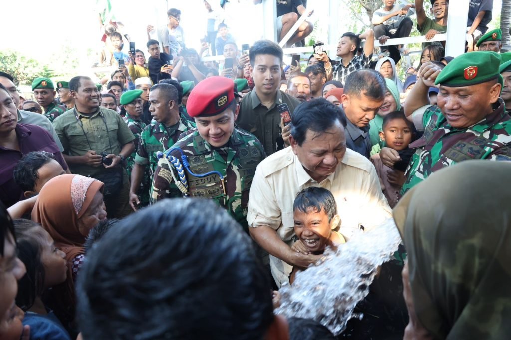 Prabowo akrab bersama warga Sumbawa di sela peresmian sumber air baru (Sinpo.id/Tim Media)