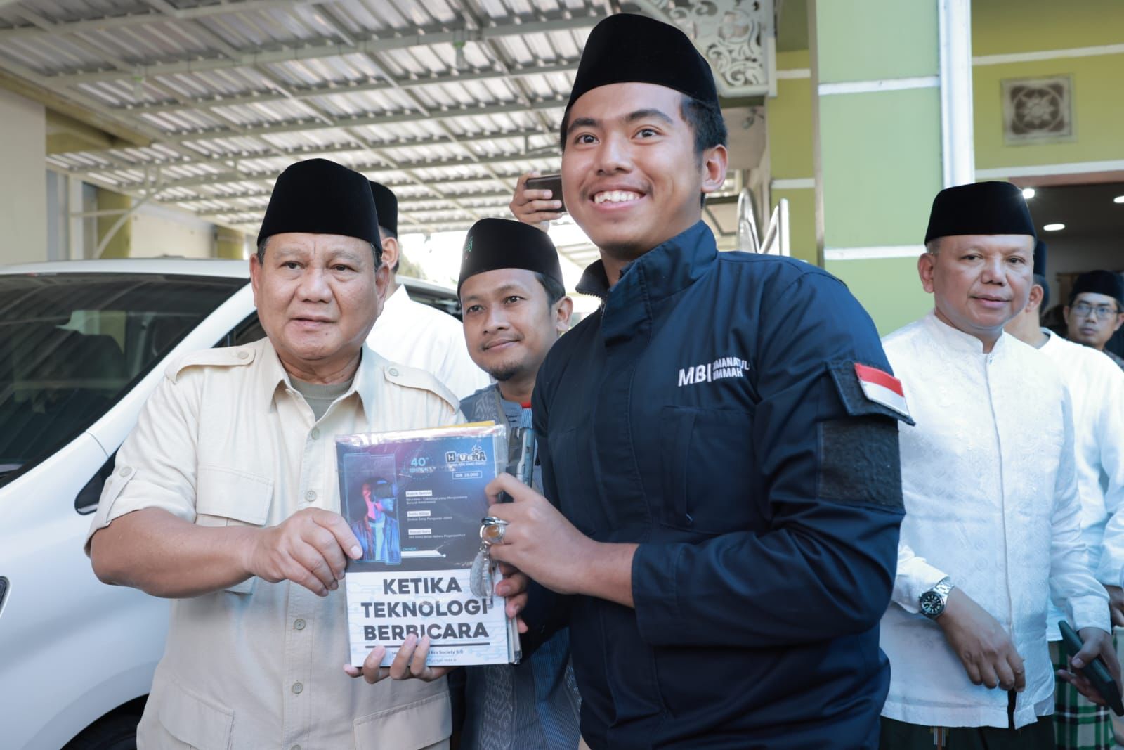 Prabowo berfoto dengan salah satu santri (Sinpo.id/Tim Media)