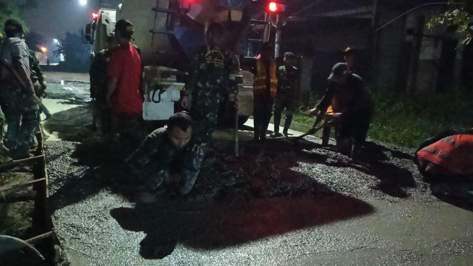 Proses pengecoran jalan bersama TNI AD dan masyarakat di Bekasi (Sinpo.id/Kodim 0507 Bekasi)