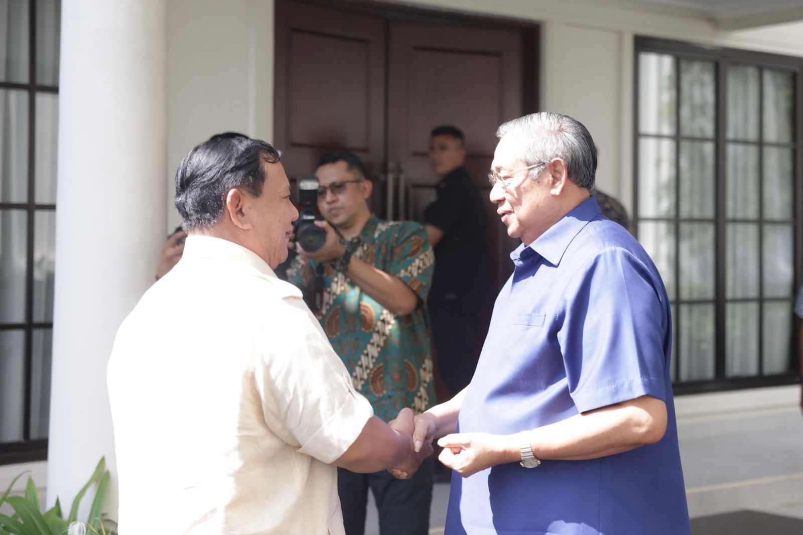 Ketua Umum Partai Gerindra Prabowo Subianto bertemu Majelis Tinggi Partai Demokrat Susilo Bambang Yudhoyono (SBY) di Pacitan hanya bersilaturahmi dan halal bihalal (Ashar/SinPo.id)