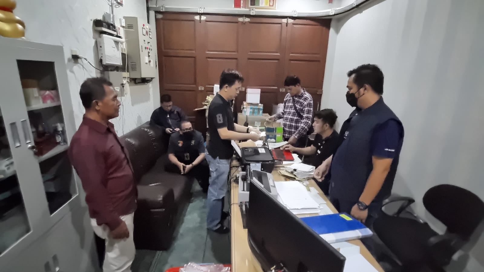 Polda Sumut menggeledah kantor PT Almira di Kecamatan Medan Kota, sebagai pemilik gudang solar ilegal yang bekerjasama dengan Achiruddin Hasibuan pada Sabtu, 29 April 2023. (SinPo.id/Polri)