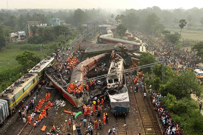Kondisi kereta api yang bertabrakan di India (Sinpo.id/AP)