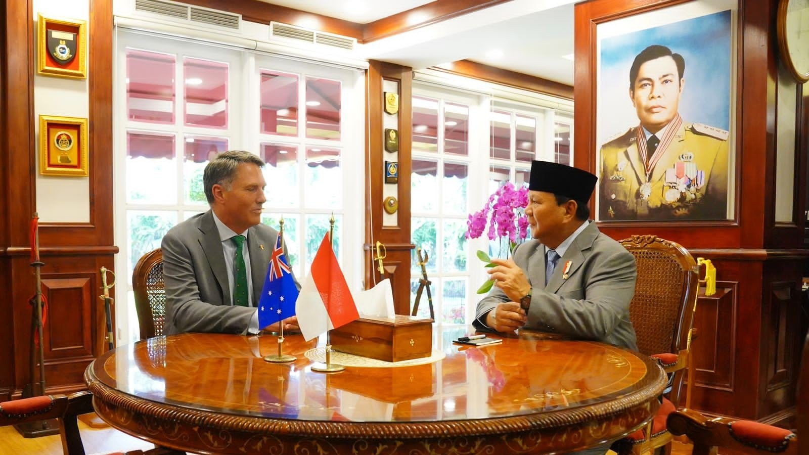 Prabowo Subianto saat bertemu dengan Menhan Australia Richard Marles (SinPo.id/ Tim Media Prabowo)