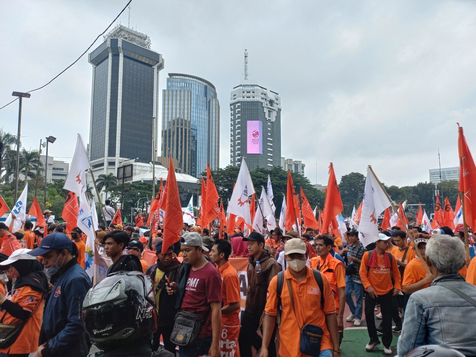 Ilustrasi.  Ribuan buruh menggelar aksi demonstrasi dalam peringatan Hari Buruh Internasional 2023 di Patung Kuda, Jakarta pada 1 Mei 2023. (SinPo.id/Khaerul Anam)