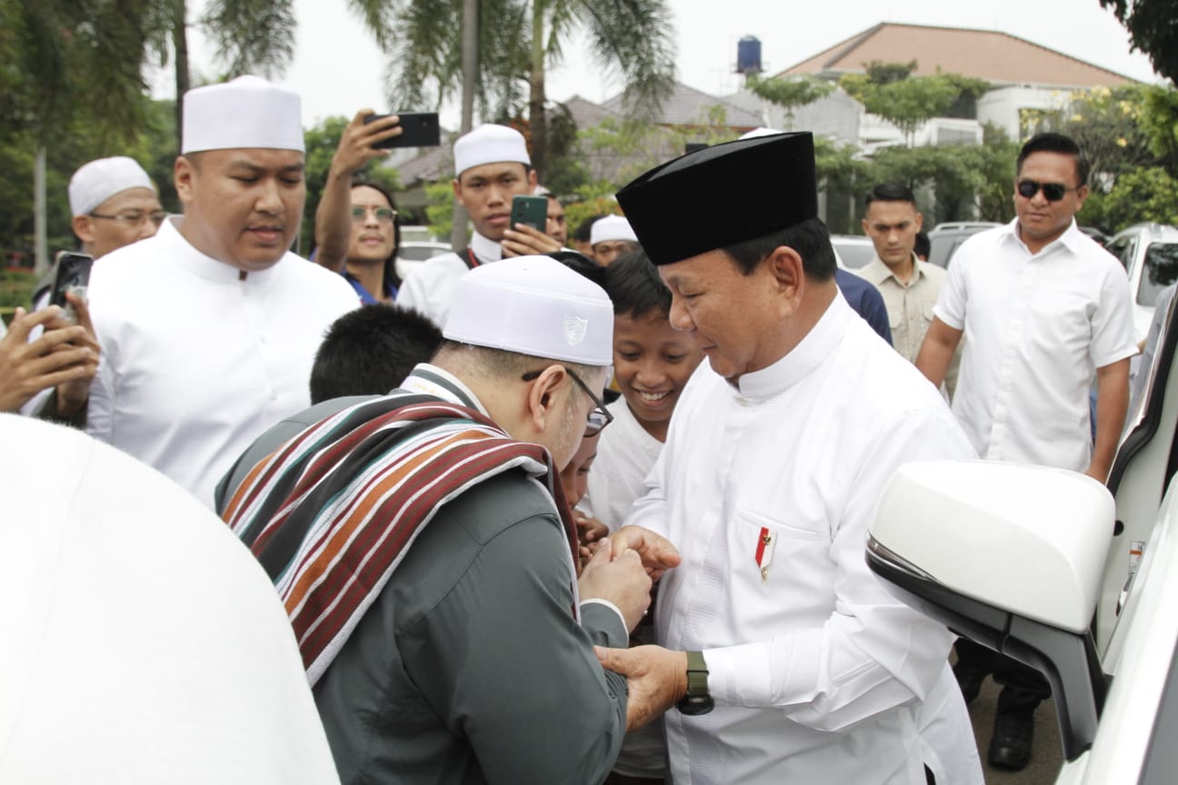Prabowo Subianto disalami para hadirin di acara Haul Al-Habib Munzir (Sinpo.id/Tim Media)
