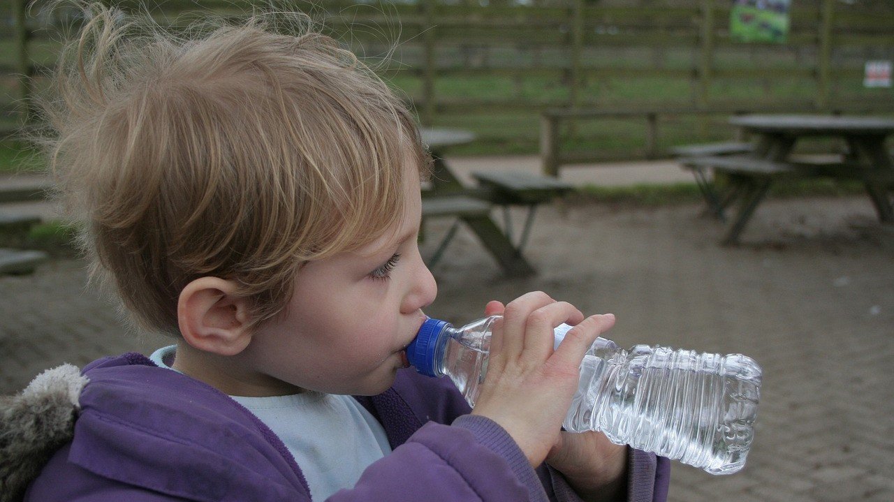 Anak minum dari botol plastik (SinPo.id/ Pixabay)