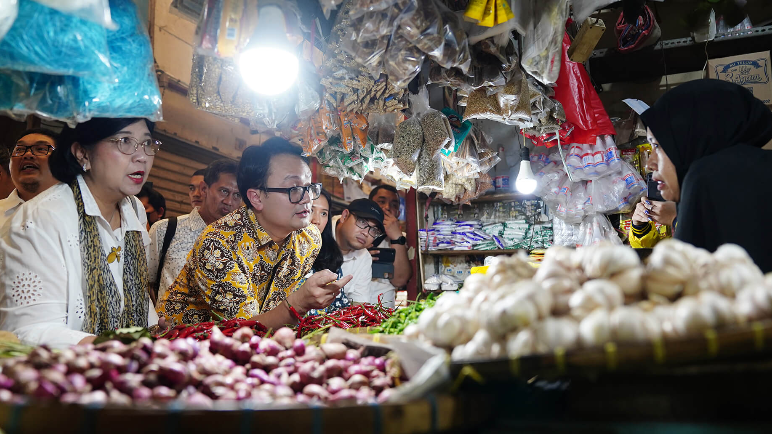 Wamendag Jerry Sambuaga saat meninjau harga di Pasar Johar Karawang (SinPo.id/ Dok. Kemendag)