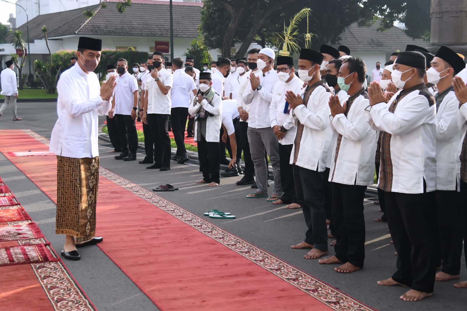 Presiden Jokowi saat melaksanakan salat Idul Fitri di halaman Gedung Agung, Istana Yogyakarta pada 2 April 2022. (SinPo.id/BPMI Setpres)