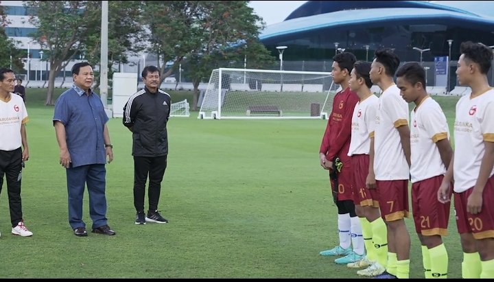 Menhan Prabowo saat berbincang dengan pemain Persib U-17 di Qatar (SinPo.id/ Tim Media Prabowo)