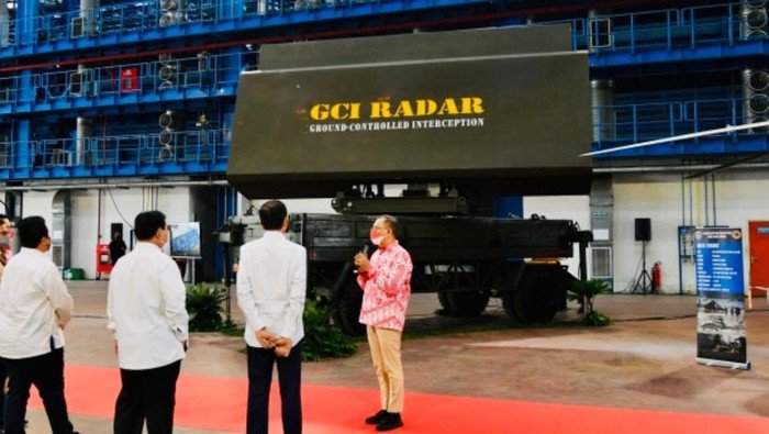 Presiden Jokowi dan Menhan Prabowo melihat Radar GCI GM-403. (SinPo.id/Istimewa)