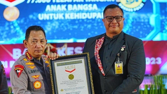 Kapolri Jenderal Pol Listyo Sigit Prabowo saat menerima piagam MURI (SinPo.id/ Humas Polri)