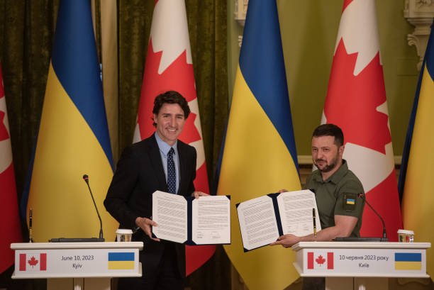 Prosesi penyerahan bantuan militer dari Kanada untuk Ukraina (Sinpo.id/Gettyimages)