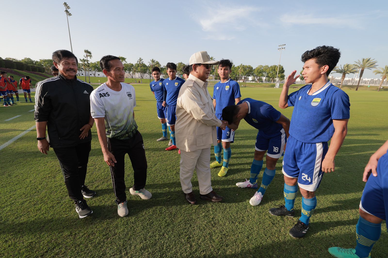 Prabowo menyalami satu persatu pemain laga persahabatan di Aspire Academy Qatar (Sinpo.id/Tim Media)