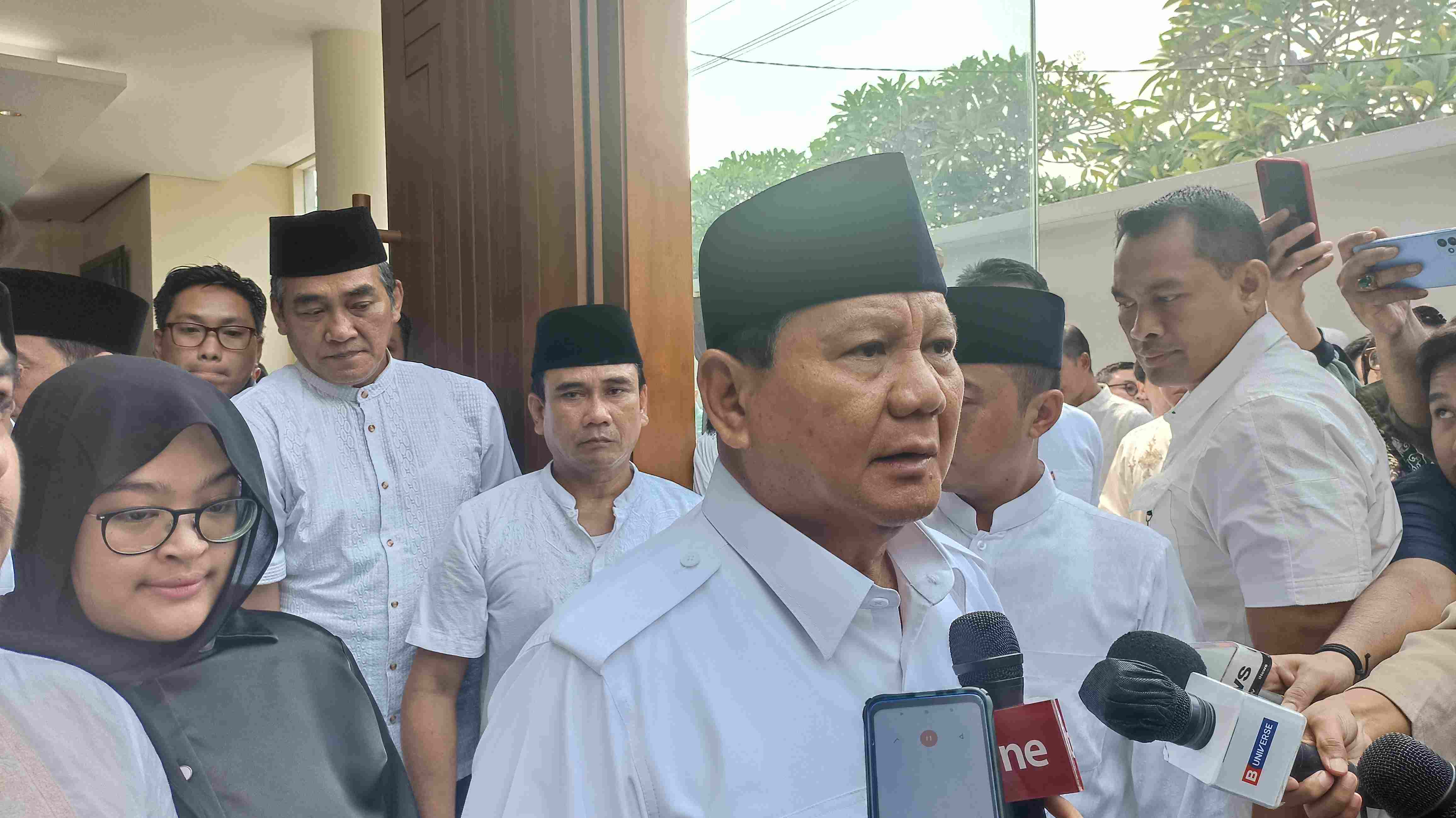 Ketum Partai Gerindra Prabowo Subianto saat melayat ke rumah Desmond Mahesa (SinPo.id/ Sigit Nuryadin)