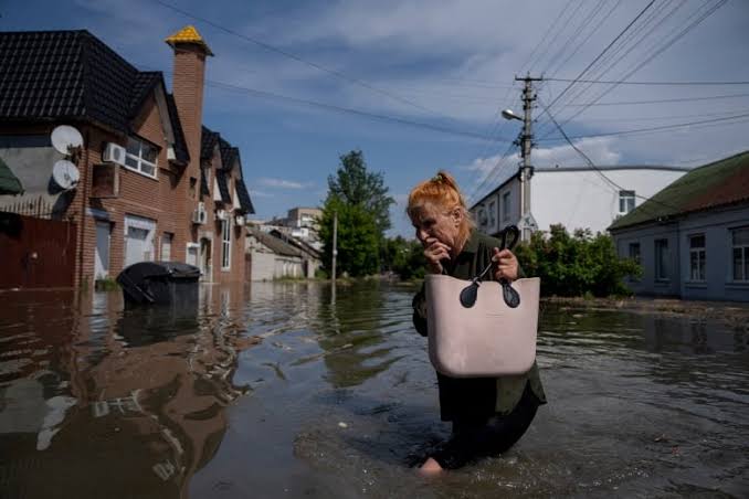 Suasana di kota Kherson, salah satu wilayah terdampak banjir akibat jebolnya bendungan Kakhovka Ukraina (Sinpo.id/AP)