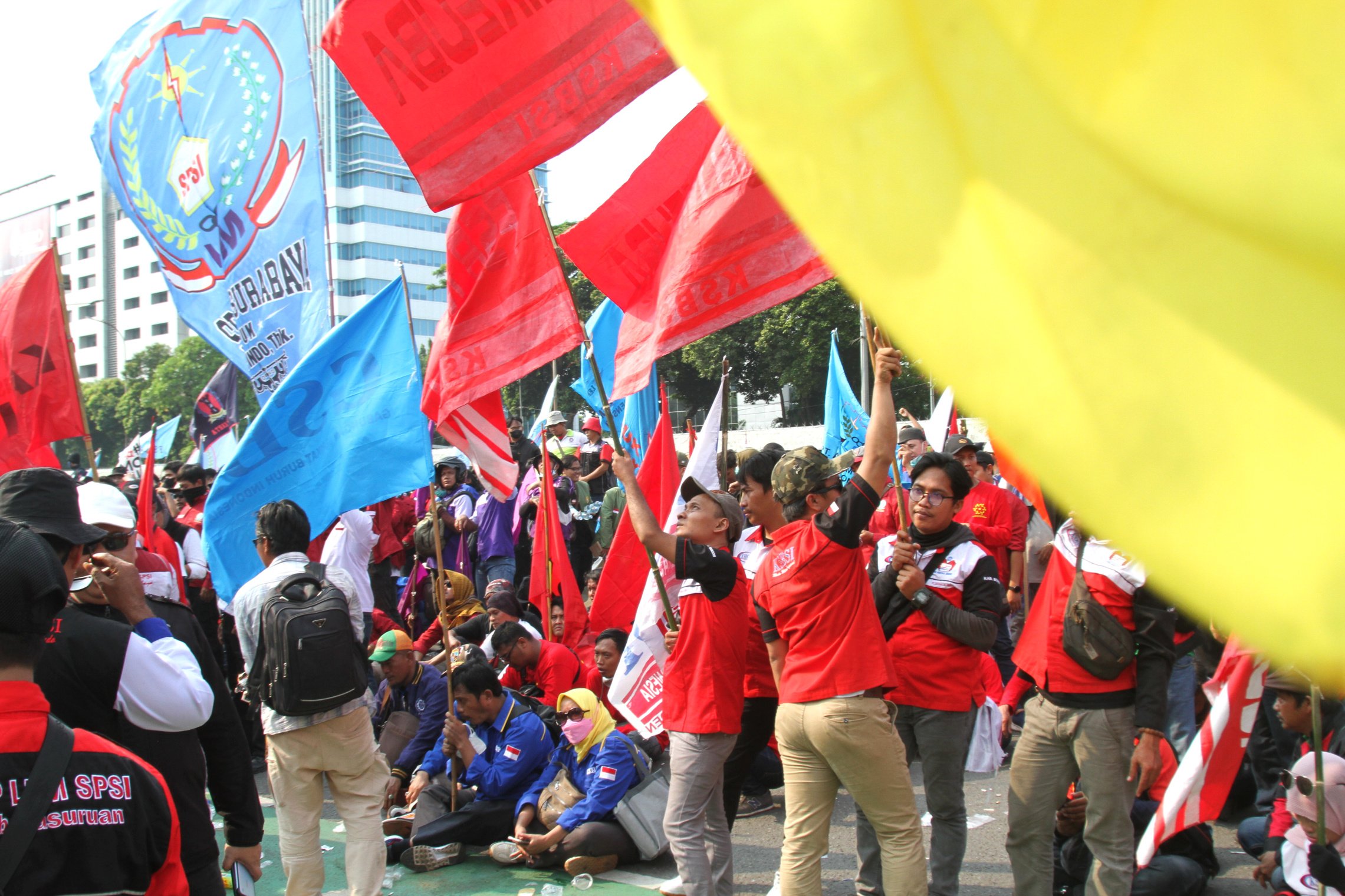 Ribuan buruh yang terdiri dari elemen serikat buruh memadati depan Gedung DPR RI (Ashar/SinPo.id)