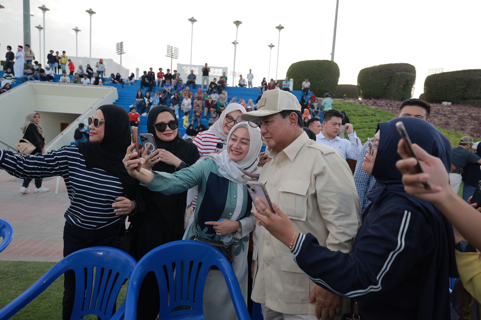 Ketua Umum Partai Gerindra sekaligus Menhan Prabowo Subianto diajak selfie dengan ibu-ibu WNI di Qatar (Sinpo.id/Tim Media)
