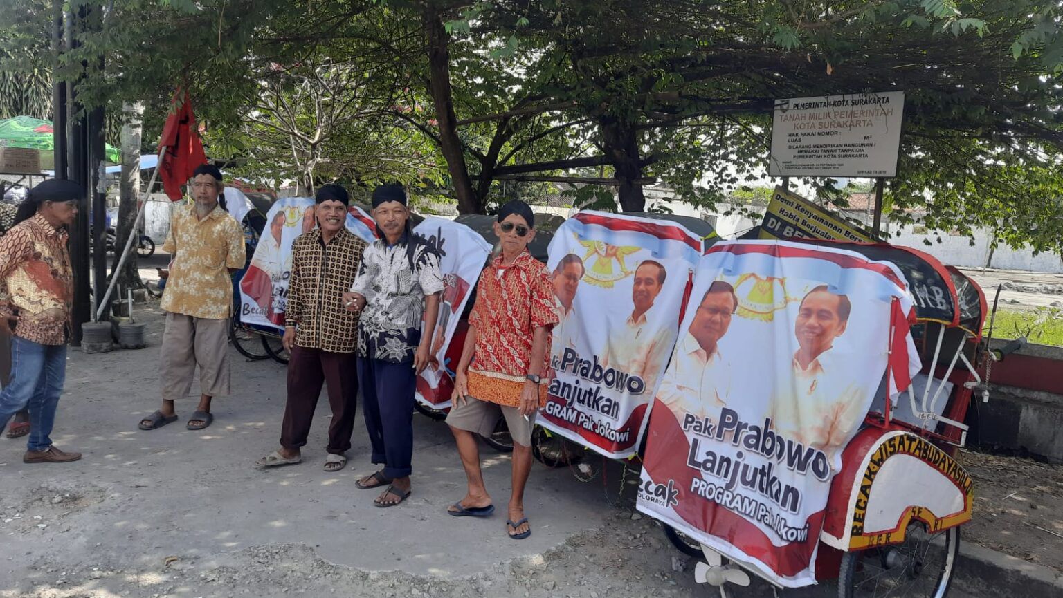 Sejumlah tukang becak di Solo menggelar konvoi untuk mendukung Menteri Pertahanan (Menhan) Prabowo Subianto sebagai calon presiden (capres) di Pemilu 2024 pada Selasa, 6 Juni 2023. (SinPo.id/Istimewa)