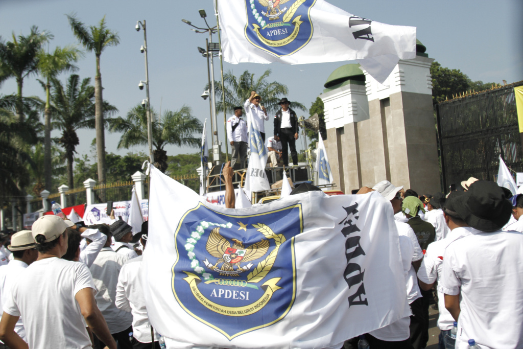 Asosiasi Pemerintah Desa Indonesia (APDESI) gelar aksi demo menuntut Pemerintah segera mengesahkan revisi UU Nomor 6 Tahun 2014 tentang Desa (Ashar/SinPo.id)