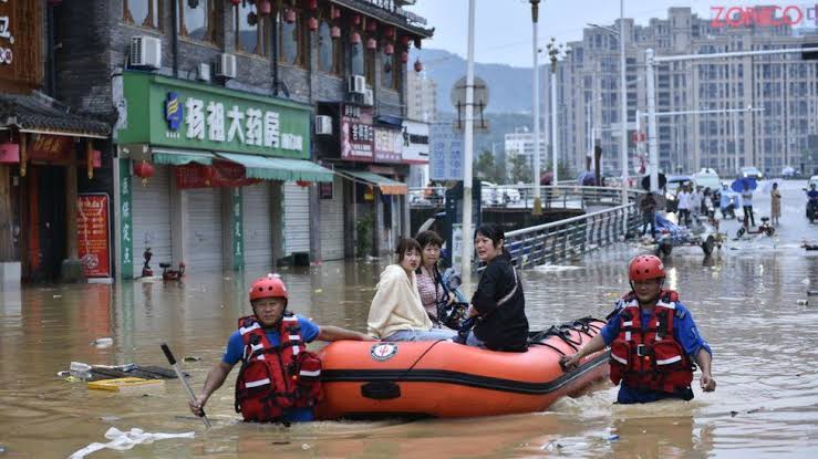 Ribuan orang dievakuasi akibat banjir bandang yang melanda usai hujan lebat di China bagian timur. (SinPo.id/Getty Images)