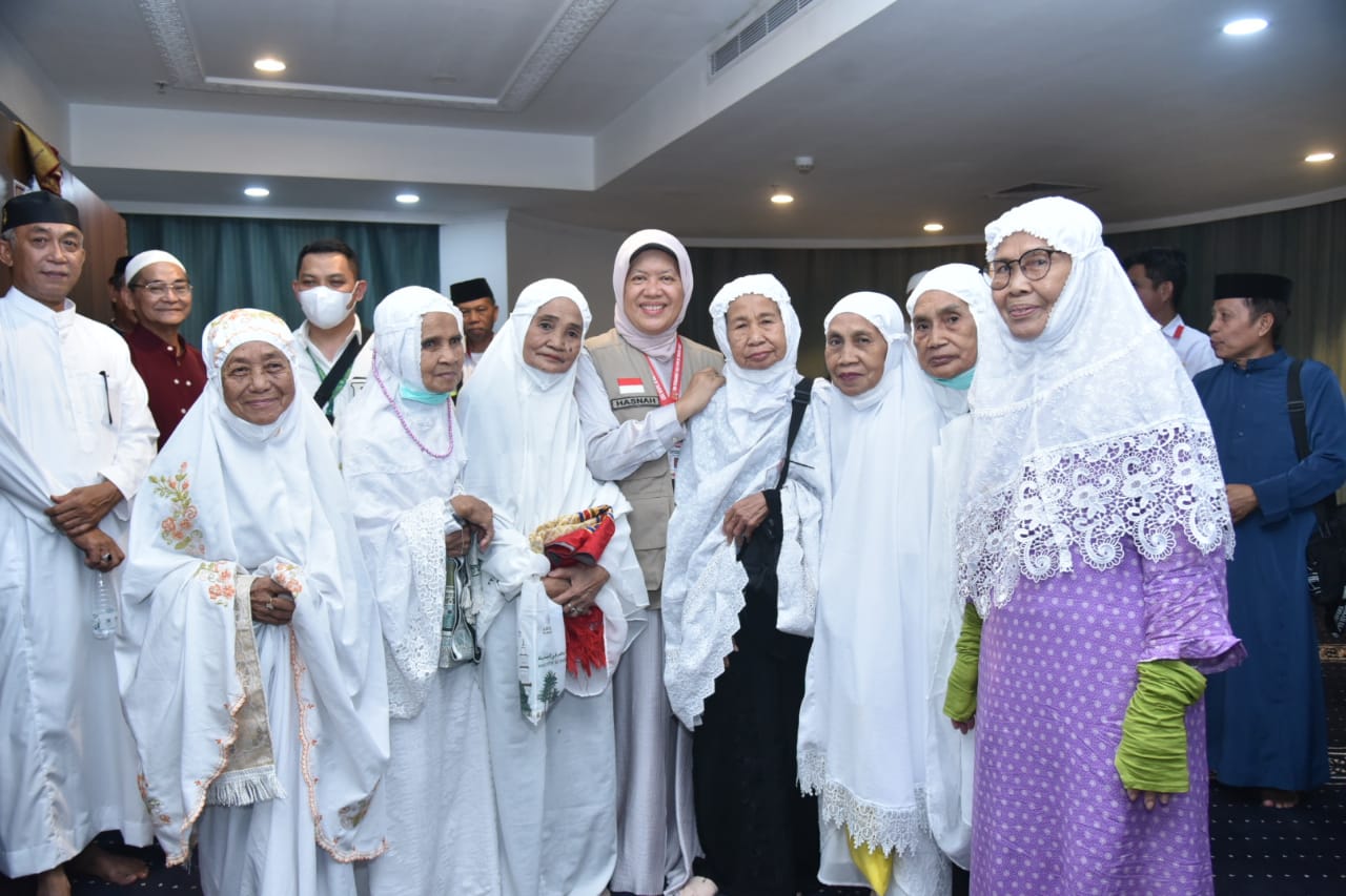 Hasnah Syam saat menemui para Jamaah Haji Indonesia (Sinpo.id/DPR)