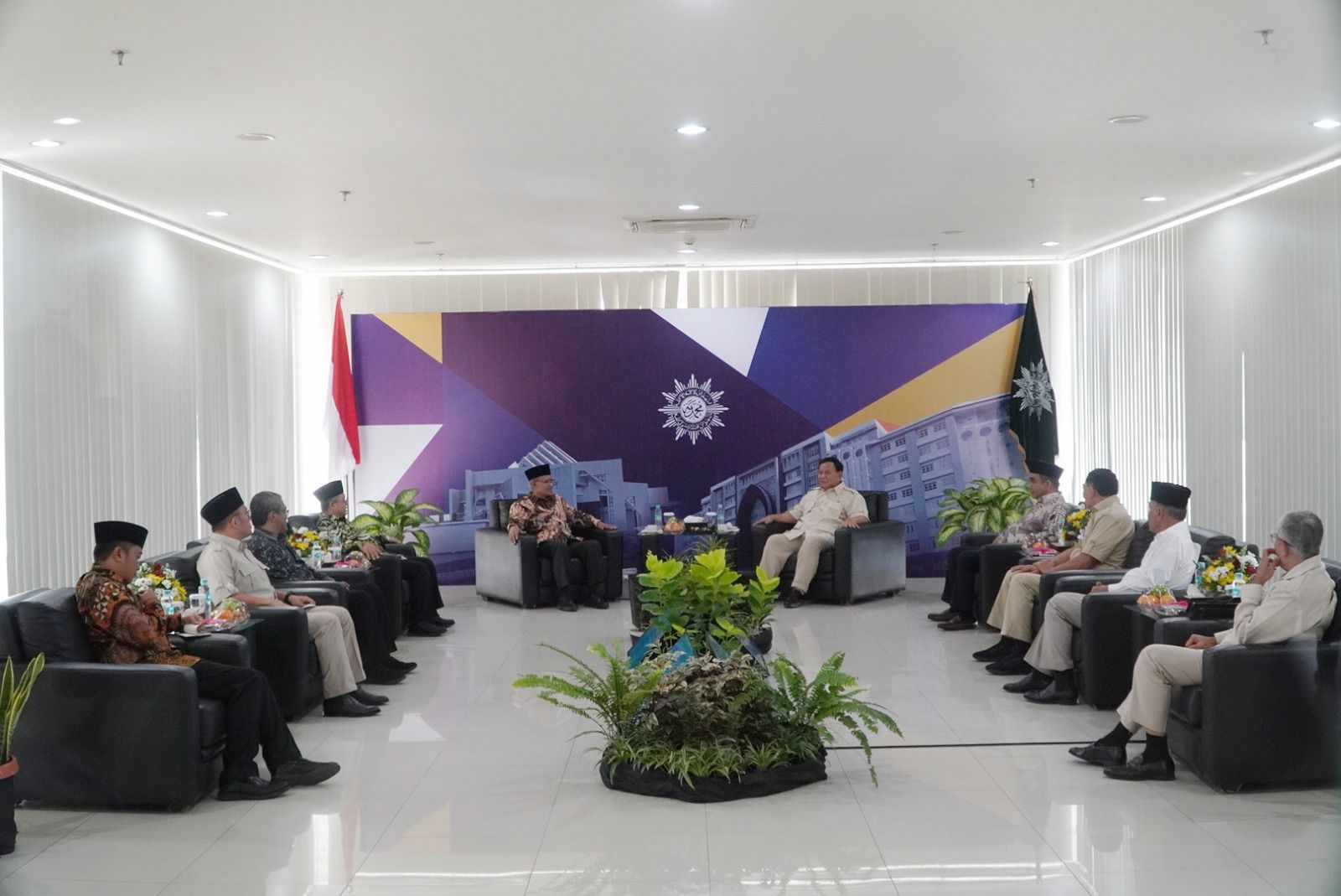 Prabowo Subianto bertemu Ketua Umum PP Muhammadiyah Prof Haedar Nashir di Universitas Ahmad Dahlan (UAD) Yogyakarta