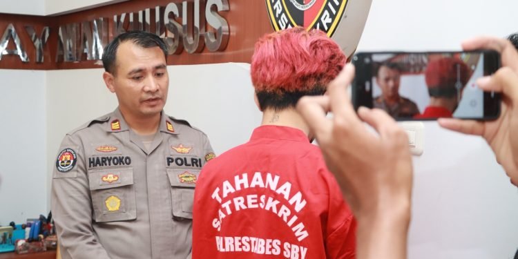 ME, muncikari prostitusi daring di Mapolrestabes Surabaya (SinPo.id/ Humas Polri)
