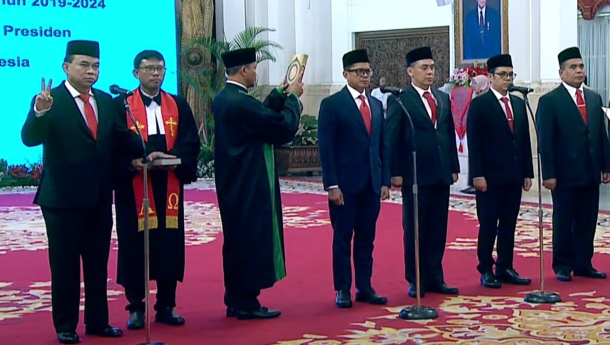 Presiden Jokowi melantik Budi Arie Setiadi dan Nezar Patria sebagai Menkominfo dan Wamenkominfo. (SinPo.id/tangkapan layar Youtube Sekretariat Presiden)