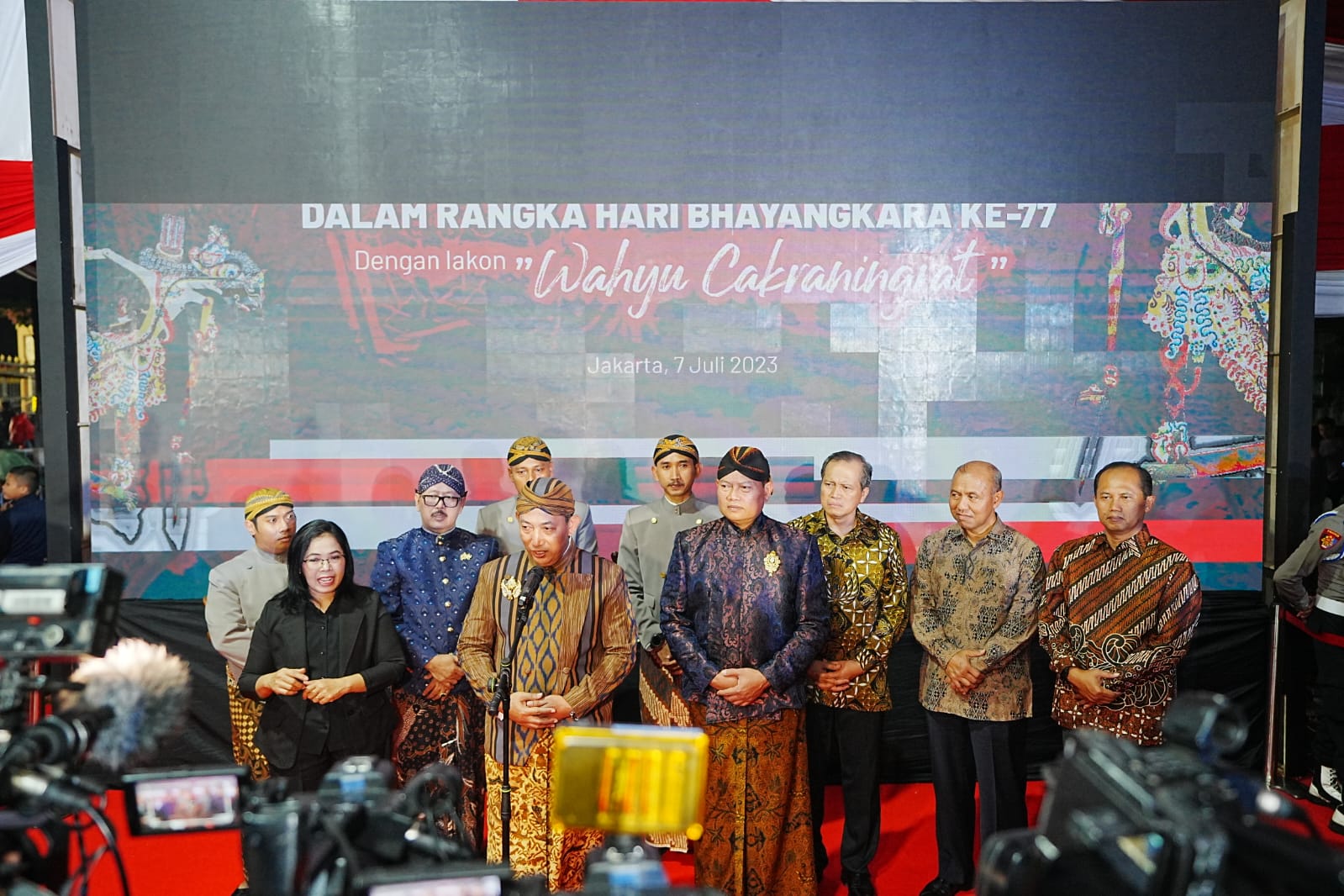 Kapolri Jenderal Listyo Sigit Prabowo menghadiri pagelaran Wayang Kulit dengan lakon Wahyu Cakraningrat di Lapangan Bhayangkara, Jakarta Selatan, Jumat, 7 Juli 2023, malam. (SinPo.id/Dok.Polri)