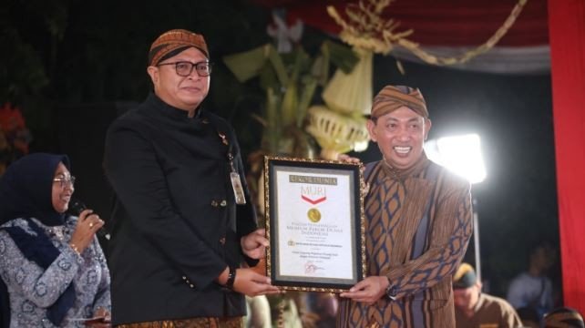 Kapolri Jenderal Pol Listyo Sigit Prabowo saat menerima penghargaan dari MURI (SinPo.id/ Humas Polri)