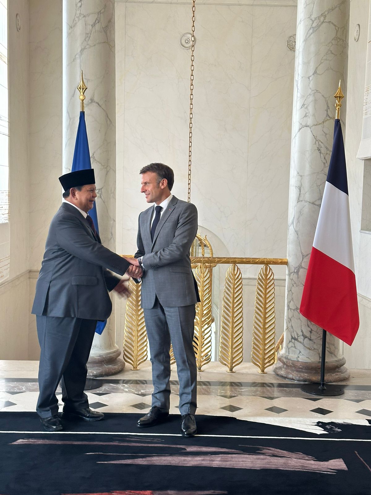 Menhan Prabowo disambut Presiden Prancis Emmanuel Macron di Istana Elysee setelah menghadiri pertemuan 2+2 (Ashar/Foto:Tim Prabowo/SinPo.id)