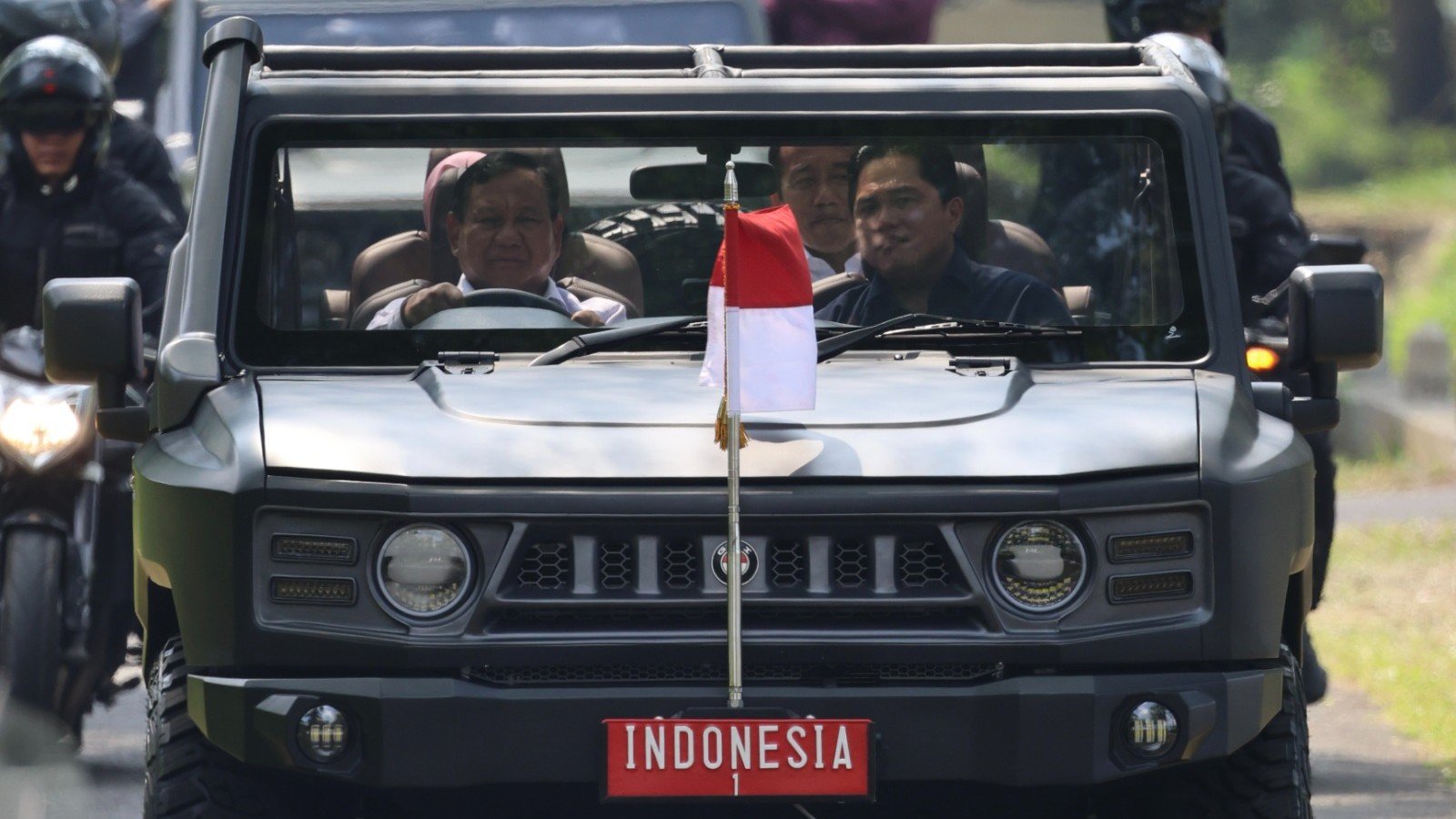 Menhan Prabowo Subianto saat menyetri Jokowi, Iriana dan Erick Thohir di Malang (SinPo.id/ Tim Media Prabowo)