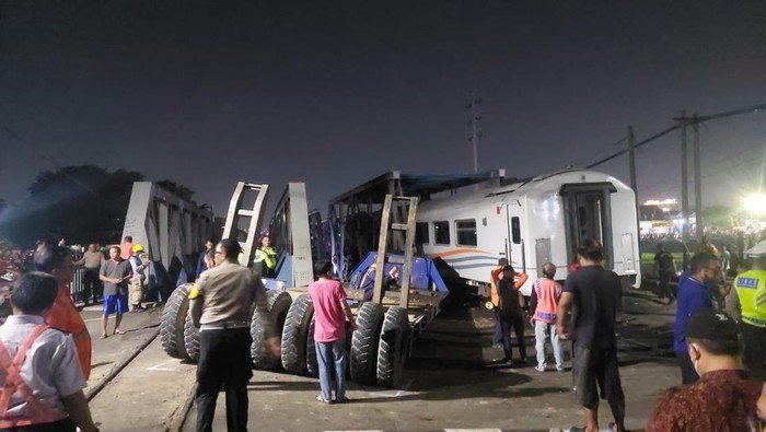 Tabrakan KA Brantas versus truk trailer di Semarang, Jateng, Selasa 18 Juli 2023. (Dok. Istimewa)