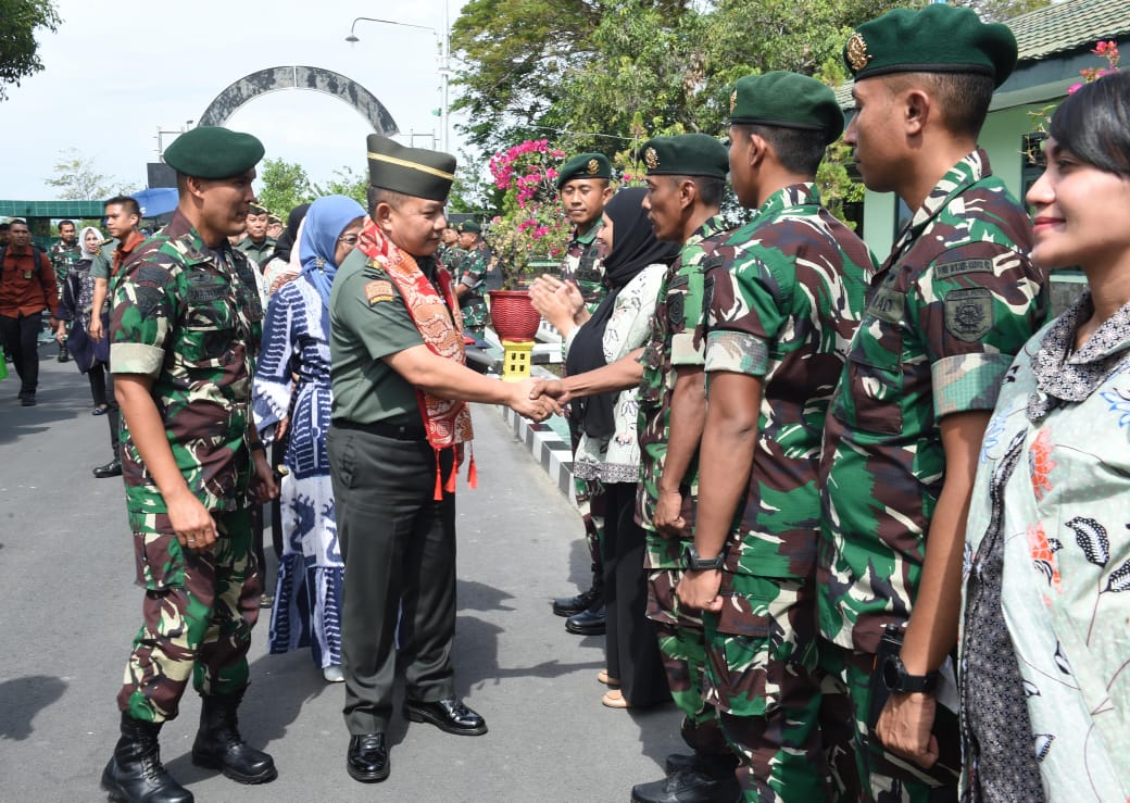 Kasad Jenderal Dudunh Abdurachman sambangi Yonif Mekanis Raider 413/Bremoro (Sinpo.id/Dispenad)