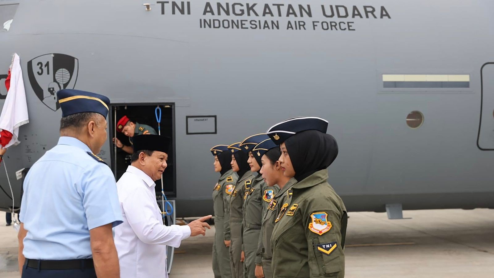Menhan Prabowo saat bersama kru Super Hercules C-130-J (SinPo.id/ Tim Media Prabowo)
