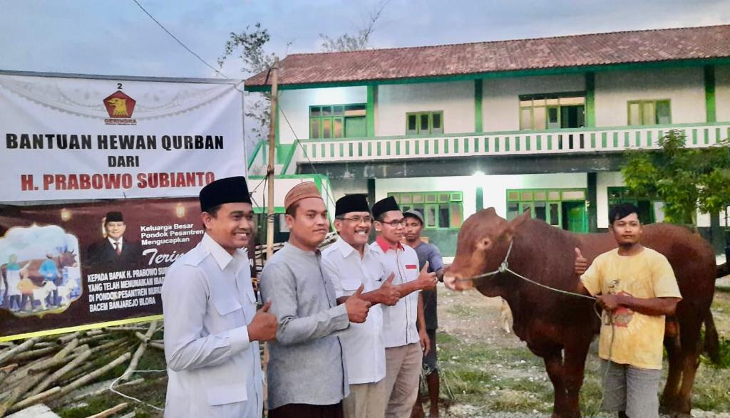 Penyerahan sapi kurban dari Prabowo Subianto (SinPo.id/ Tim Media Prabowo)