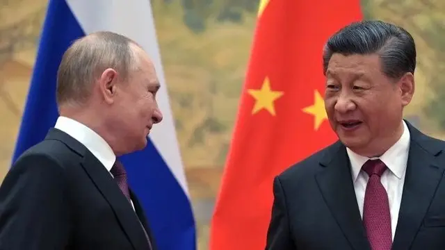 Presiden China Xi Jinping dan Presiden Rusia Vladimir Putin berbicara di Beijing, 4 Februari 2022. (Foto: via AP)