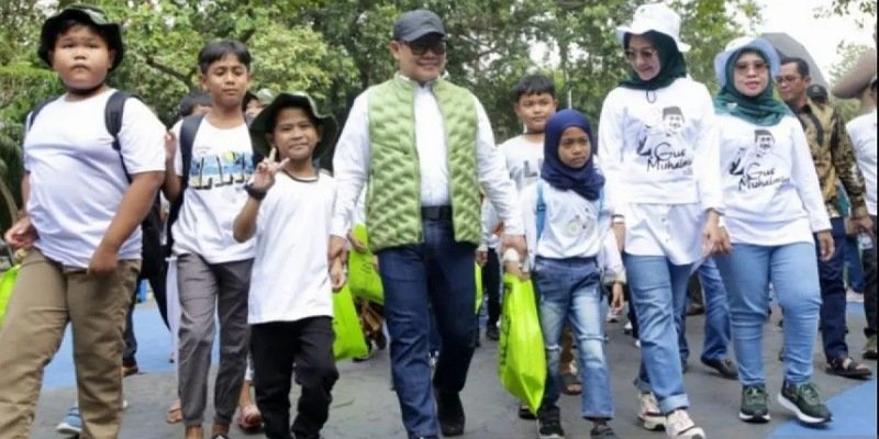 Gus Imin tampak menggandeng para anak yatim di kawasan wisata Ancol (Sinpo.id/PKB)