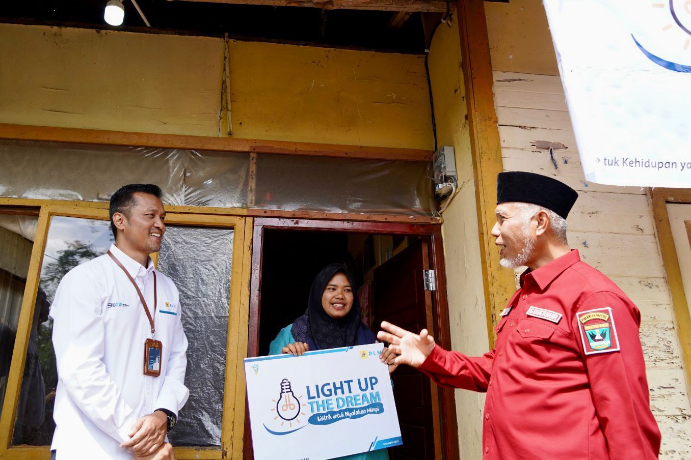 Sebanyak 11.819 keluarga kurang mampu di seluruh Indonesia saat ini telah dapat menikmati listrik 24 jam bantuan program Light Up The Dream. (SinPo.id/PLN)