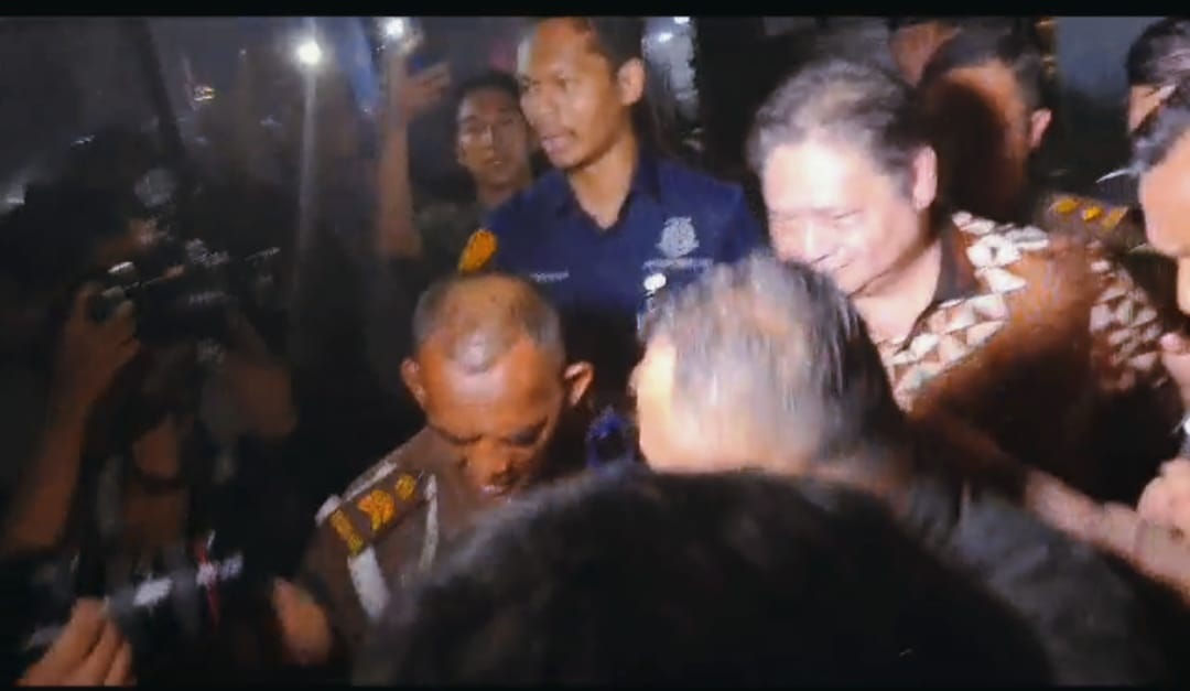 Momen ketika sosok diduga pengawal Airlangga mengancam wartawan (Sinpo.id/Sigit Nuryadin)